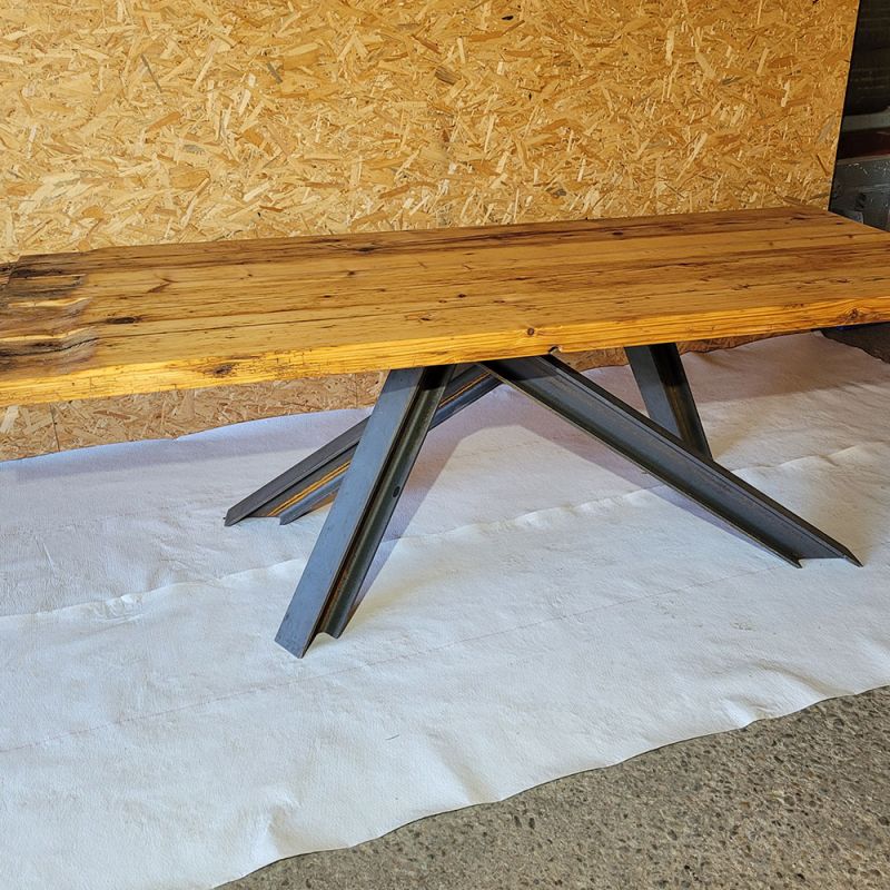 Tisch aus gebrauchtem Holz